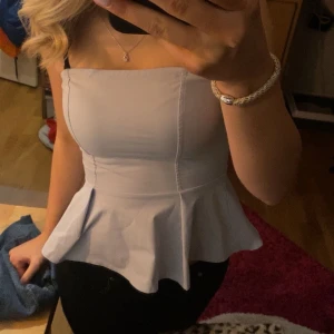 Ljusblå tubtopp💙 - Supersnygg ljusblå tubtopp med volang nertill. Från H&M💙Storlek XS