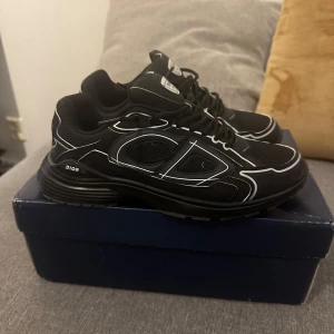 Dior B30 Sneakers  Svart/Vit - Säljer mina exklusiva Dior B30 sneakers i svart med vita detaljer. Skorna är i fint skick och kommer med originalkartong. En riktigt populär och eftertraktad modell som är både bekväm och snygg till vardag och fest. Pris kan förhandlas 