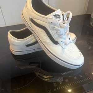 Vita Vans sneakers  - Säljer ett par tvär feta vita Vans skor. Skorna är använda max 5 gånger och är praktiskt sätt i nyskick, storlek 44. Vid fler frågor och funderingar är de bara att höra av sig 