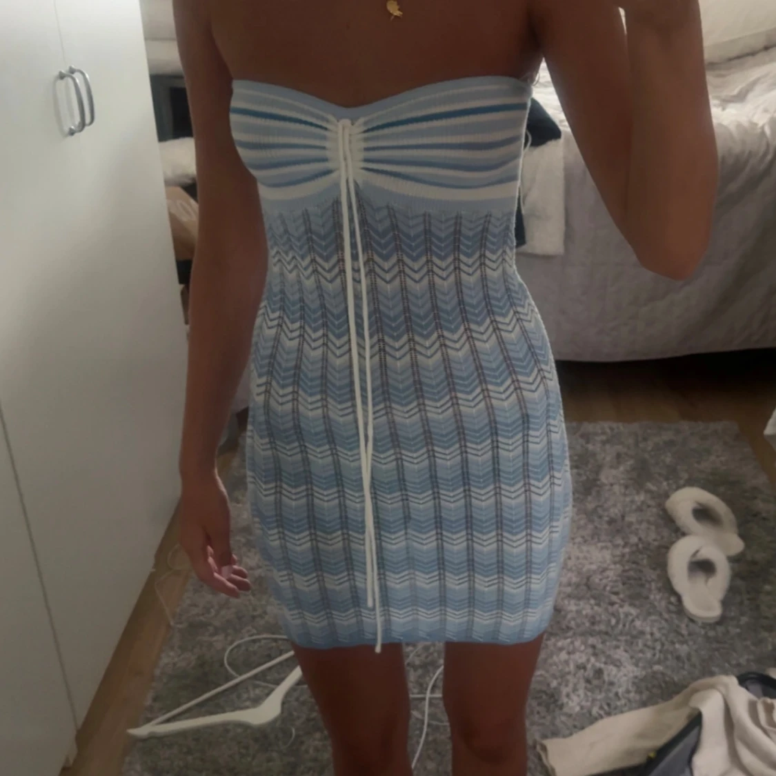 Blå och vit strapless kortklänning - 1