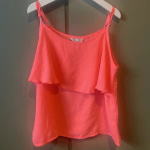 Gulligt linne i färg av rosa💗 - Det är ett rosa linne med volanger på framsidan och det är i storlek 146/152❤️