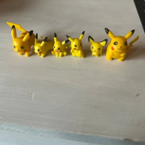 Picachu  - Bilderna visar flera små Pikachu-figurer i plast, perfekta för Pokémon-fans som vill dekorera sitt rum eller samla på sina favoritkaraktärer. Figurerna är färgglada och detaljerade, och passar både som samlarobjekt och som coola dekorationer för unga och unga vuxna. Pris går att diskutera 