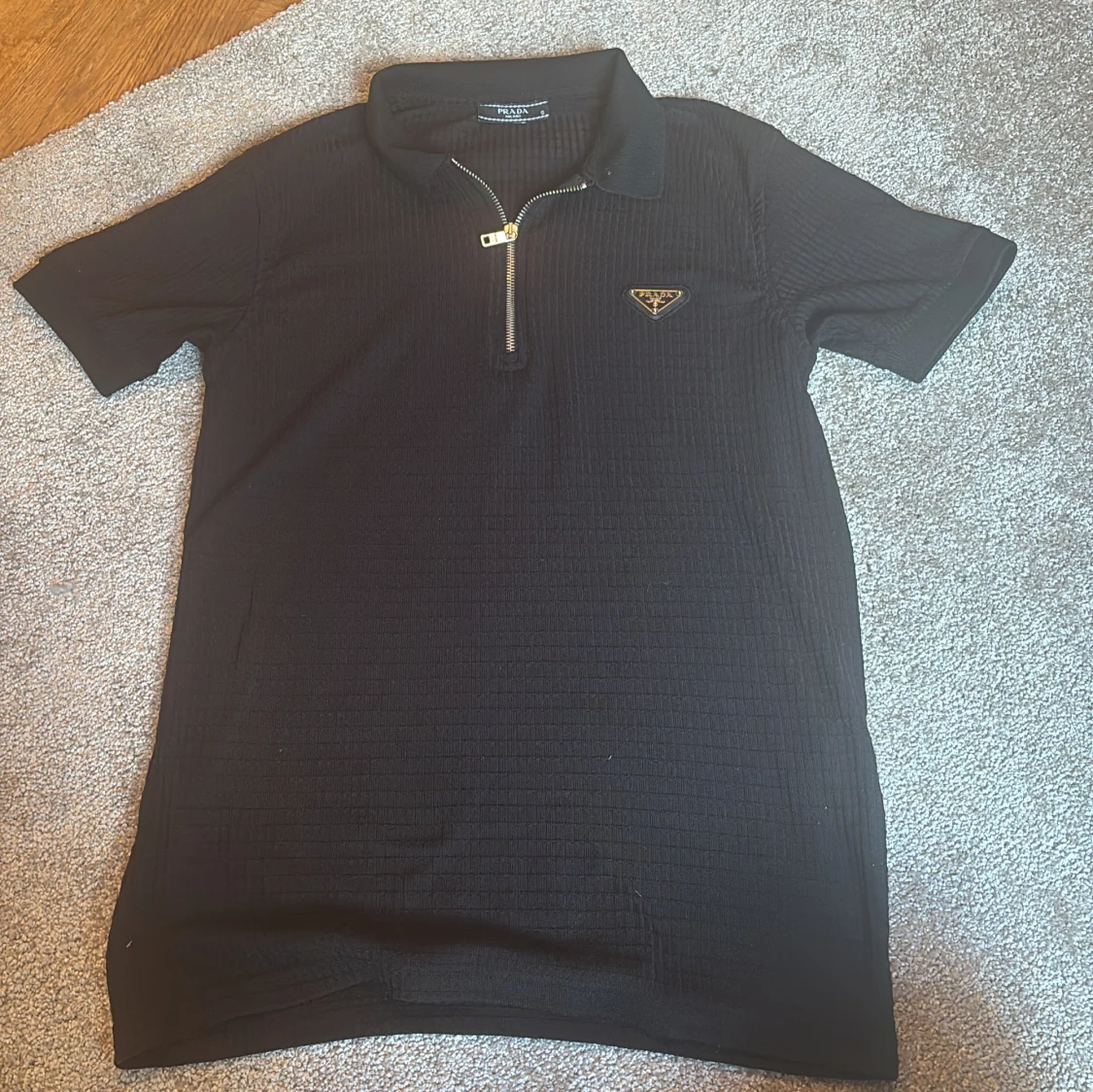 Svart pikétröja från Prada med zip - 2