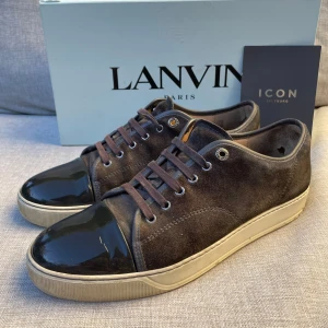 Lanvin skor  - Hej! Säljer nu dessa sjukt snygga lanvin skor. Skorna är i okej skick! Har begränsat antal boxar och dustbag. Hör av dig vid frågor. 
