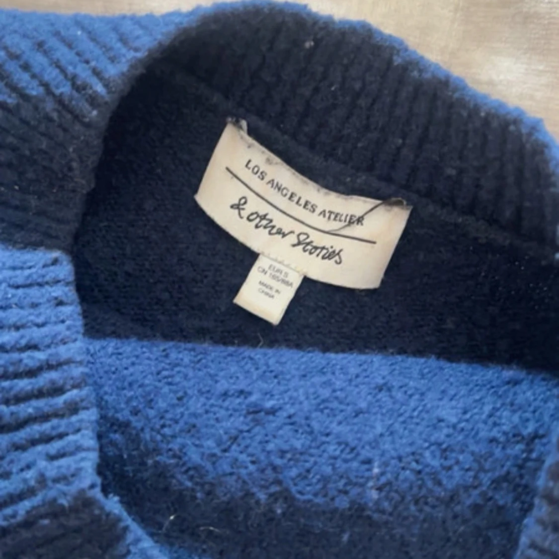 Mörkblå stickad tröja & Other Stories - 3