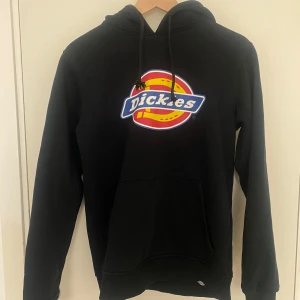 Dickies hoodie - Dickies Hoddie i strl S. OBS: Pris går att diskuteras. Nypris ca 600kr. Toffsarnas stopper har lossnat så ena har gått upp lite, går nog att fixa med ett gummiband.