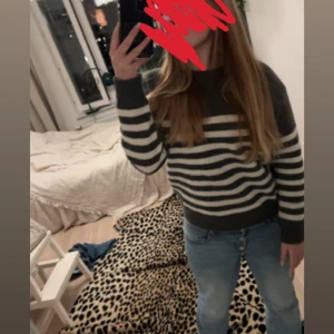 Blå jeans från Gina Tricot  - Säljer ett par blåa jeans från Gina Tricot 