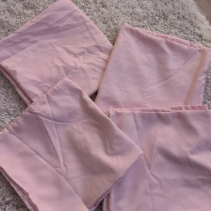 Ljusrosa kuddfodral med dragkedja - Säljer 4 par ljusrosa kuddfodral i mjukt material med dragkedja i sidan. Färgen gör sig rättvis i första bilden, det är ljus från tv:n på de två andra bilderna!!🩷