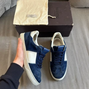 Valentino Flycrew | 42 - Valentino Flycrew Royal Blue | Storlek: 42 (fits 42/43) | Allt på bilden ingår | ActiveResell 