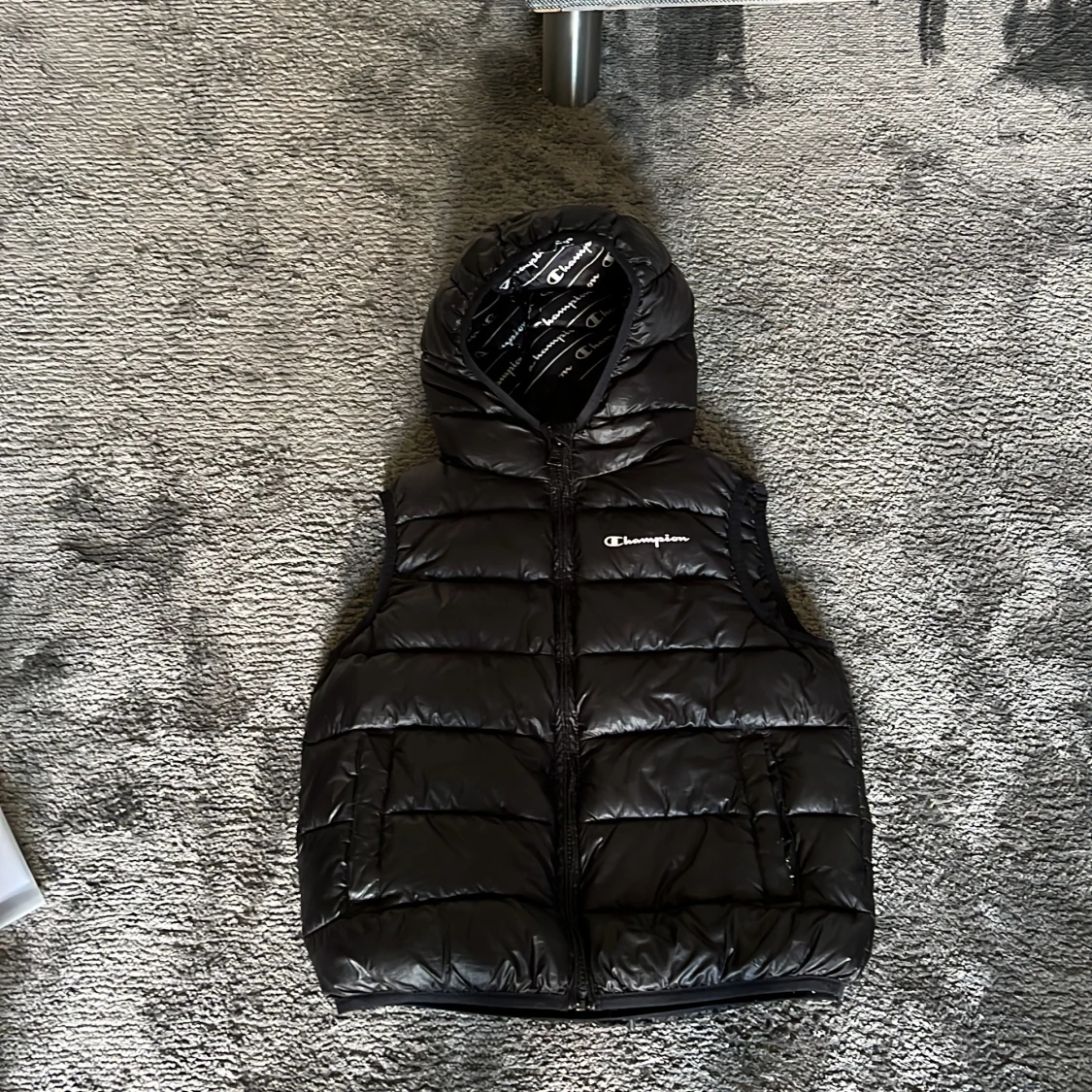 Svart dunväst från Champion med huva - 2