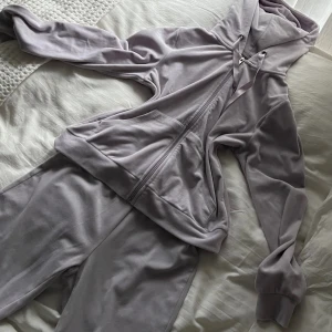 Gina settet i ljuslila - Supermjuk ljuslila kofta och byxor. Är från Gina tricot. Byxorna är i storlek xs och tröjan i m