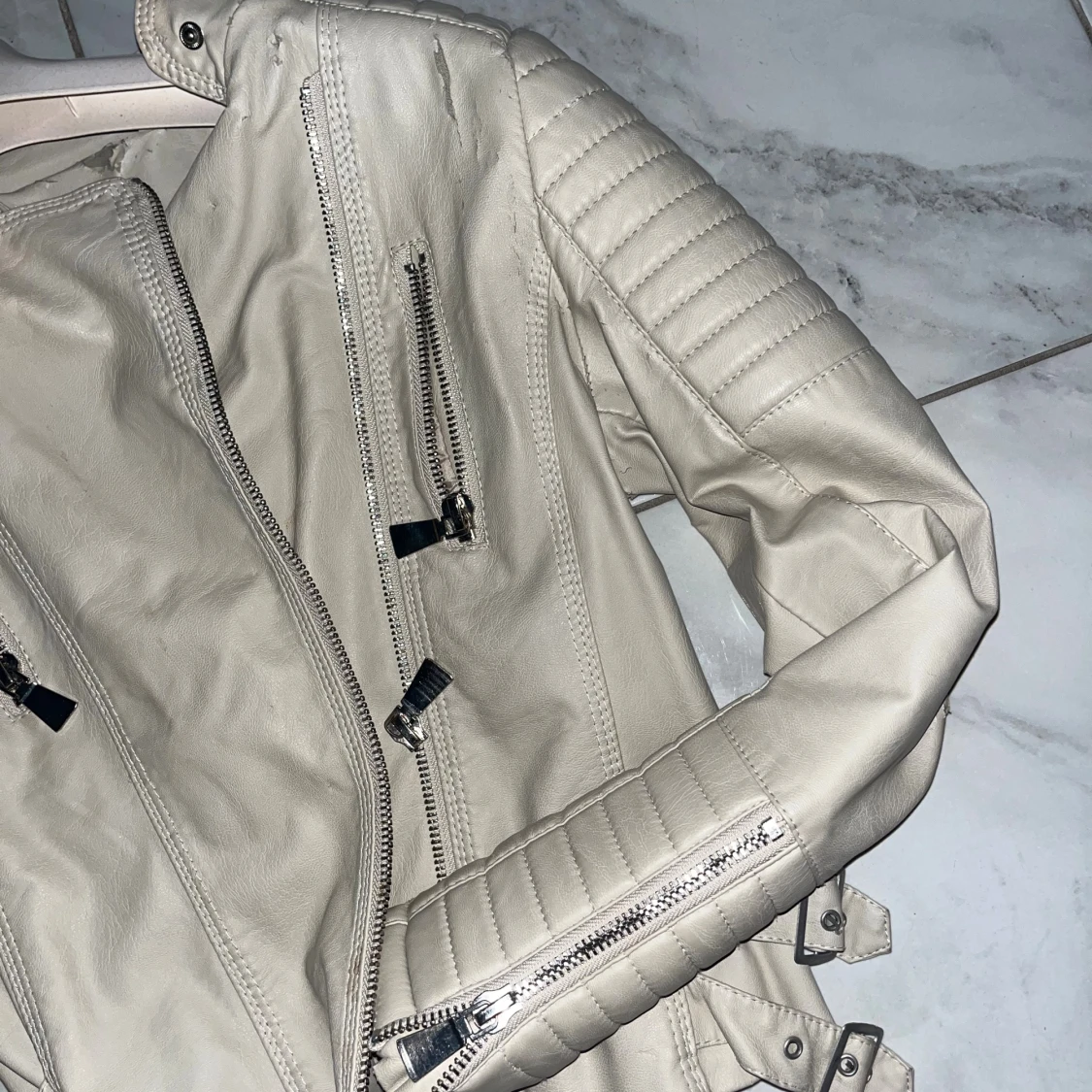 Beige skinnjacka med dragkedjor - 3