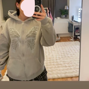 Grå hoodie med fjärilstryck - Säljer en inprincip ny grå hoodie i storlek S men funkar som M också💗