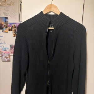 Marinblå vintage  ribbad kofta med dragkedja - Marinblå kofta med zip🥰