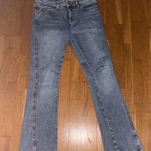 Bootcut jeans från Perfect Jeans, 36 - Snygga ljusblå bootcut jeans från Gina Tricot  i storlek 36. De har klassisk femficksdesign, coola broderade detaljer på bakfickorna och en bekväm midja. Materialet är jeans med en mjuk känsla och passformen är normal. Perfekt för dig som gillar retrovibbar och stilrena detaljer.Köpte för 500 söljer för ca 200kr plus frakt