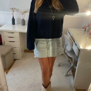 Stickad tröja och en volangtopp - Stickad tröja 