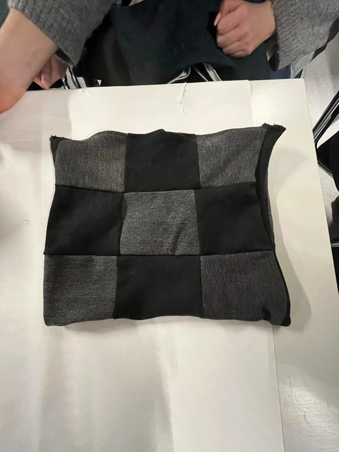 Svart och grårutigt datorfodral