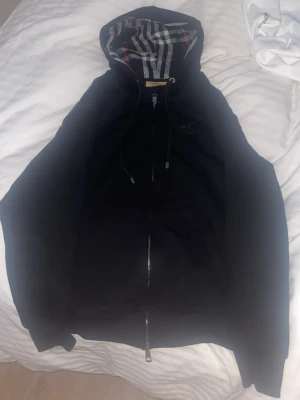burberry kofta  - fin burberry kofta. oanvänd. passar inte mig jätte bra lite stor på mig. detta är size S-M men passar bäst på size M