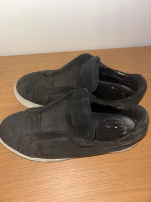 Svarta sneakers från Axel Arigato - Pris kan diskuteras !!Arigato skor som passar med allt , storlek 43 men passar även för 42 och 42,5 vid fler frågor eller bilder hör av er skorna kan även rengöras och se mycke bättre ut 