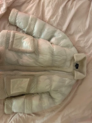 Vinter vår Jacka  - Vit super fin vinter höst och vår jacka thereadbare