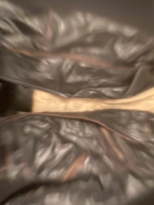 Svart skinnjacka från Gatto Pro - Cool svart skinnjacka från Gatto Pro med beige insida och markerade sömmar. Klassisk design med krage och detaljerade sömmar som ger jackan en snygg vintagekänsla. Perfekt för dig som vill ha en tidlös och edgy look. 2st 800kr st