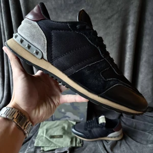 Valentino rockrunner skor - Valentino rockrunner skor | originalstorlek: 43 passar ibland  44, fråga om innermått vid osäkerhet | ingår: först till kvarn när det kommer till tillbehör. Finns ett begränsat antal. Box eller dustbag kan väljas som i sin tur kan kombineras med äkthetskort förutsatt att det finns i lager.