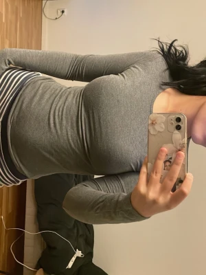 Grå långärmad topp från Nelly XS - Säljer en enkel och stilren grå långärmad topp från Nelly i storlek XS. Toppen har rund halsringning och är figurnära i modellen. Materialet är mjukt och stretchigt för en bekväm känsla. Knappt använd