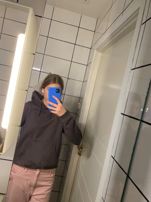 Mörkgrå hoodie  - Säljer en mörk grå hoodie ifrån ullareds egna märke. Hoodie är knappt använd och är väldigt skön på. Säljer då den inte tyvärr kommer till användning längre ❤️