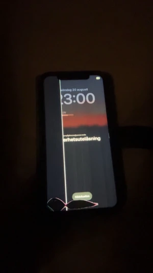 iPhone XR - Den funkar att använda men behöver återställa och få lite kärlek. Begagnad iPhone XR med tydliga sprickor på både fram- och baksida. Skärmen har en synlig linje och skadad display, vilket påverkar användningen. Baksidan är sprucken och har repor. Säljs i befintligt skick, perfekt för reservdelar eller reparation. 