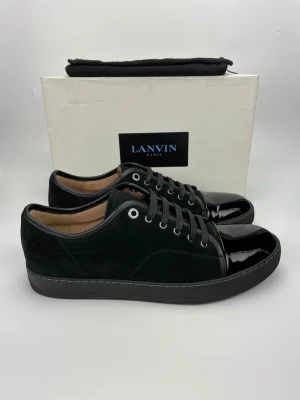 Lanvin skor(nya) - December REA! Hej, säljer nu dessa svin snygga lanvin skor. Skorna är i nytt skick! Testade en gång. Begränsat antal boxar och dustbag. Hör av dig vid frågor. 