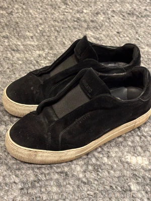 axel arigato  - Säljer mina axel arigato dam storlek 40 i skona. Skolådan och påsen finns ingår ju såklart 