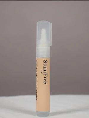  Fläckborttagningspenna 1-Pack - Smidig fläckborttagningspenna från StainFree UF. Perfekt när du råkar spilla på kläderna i skolan, på jobbet eller när du är ute. Pennorna är lätta att ta med i väskan eller fickan och enkla att använda direkt på fläcken.  Ett smart val för dig som vill hålla kläderna fräscha hela dagen – och även perfekt som present.  Pennan som tar bort dina misstag. ✨