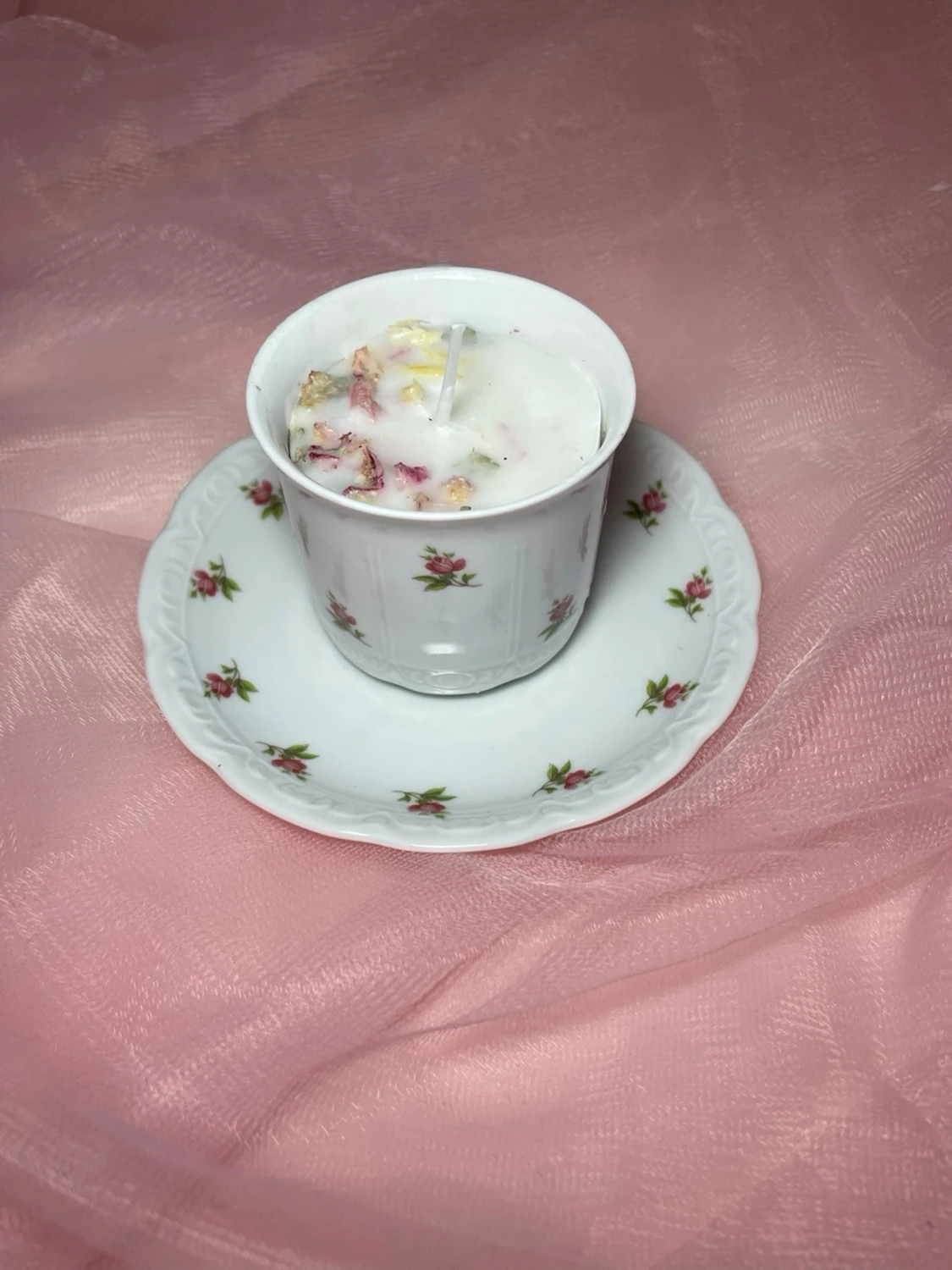 Doftljus i en tekopp i en vit färg med rosa blommor, med torkade blommor på nr 1 - 1