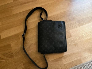 Svart axel väska  - Fin väska priset ej hugget i sten kom privat för mer bilder 