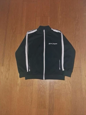 Palm angels  - Palm Angels tröja i färgen maringrön en unik och snygg färg Knappt använd Storlek M hör av er gärna om ni har frågor