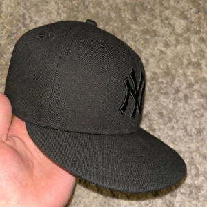 New era 59fifty - Hej, säljer nu min extremt fina och stilrena keps från märket new era till ett oslagbart pris. Kepsen är i storlek 57,7 och är i väldigt fint sick. Skriv vid fler funderingar!