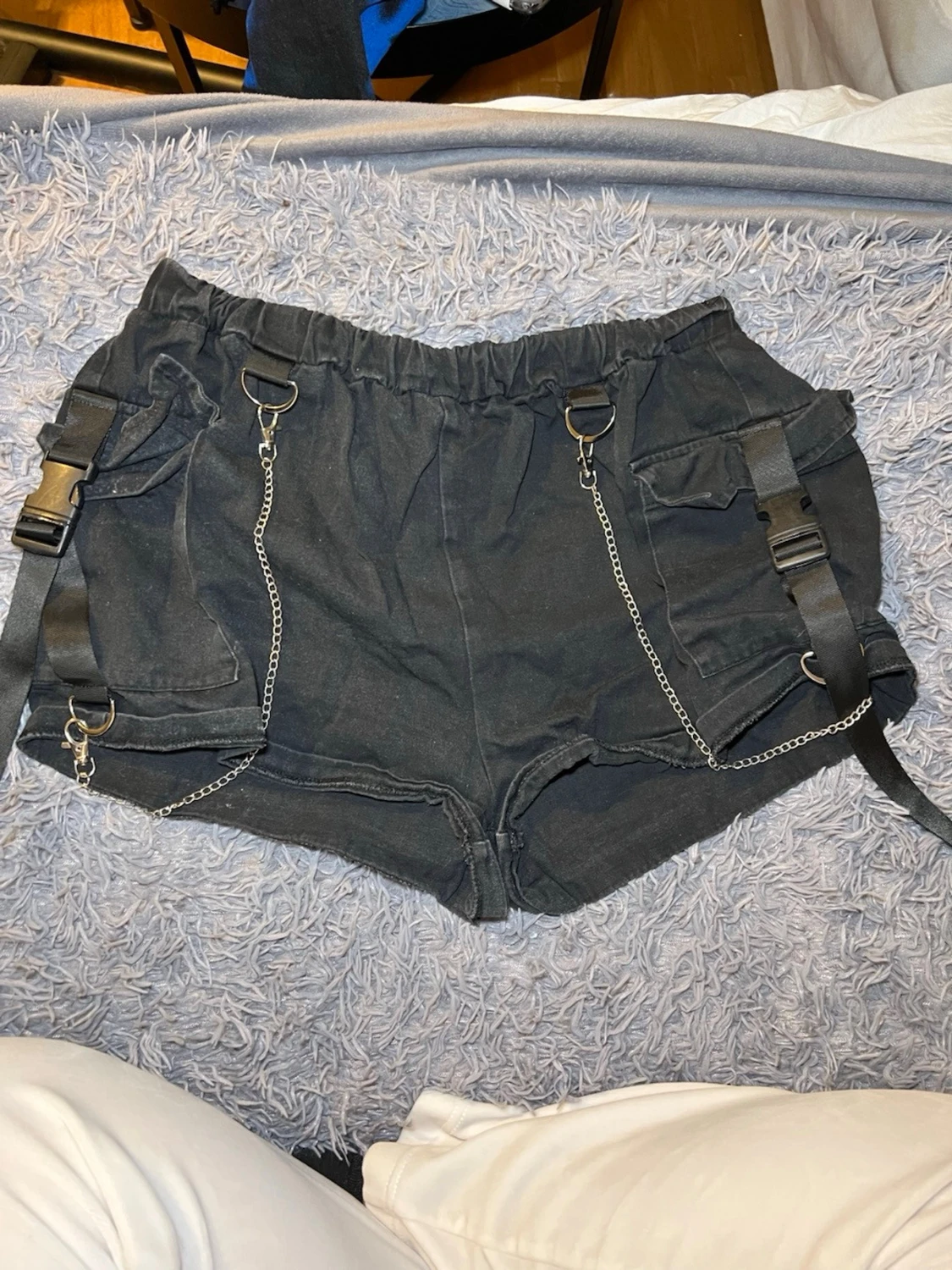 Svarta shorts med kedjor från SHEIN