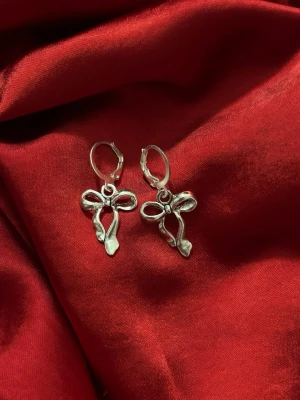 Rosett örhängen silver  - Jag skapar hand gjorda örhängen