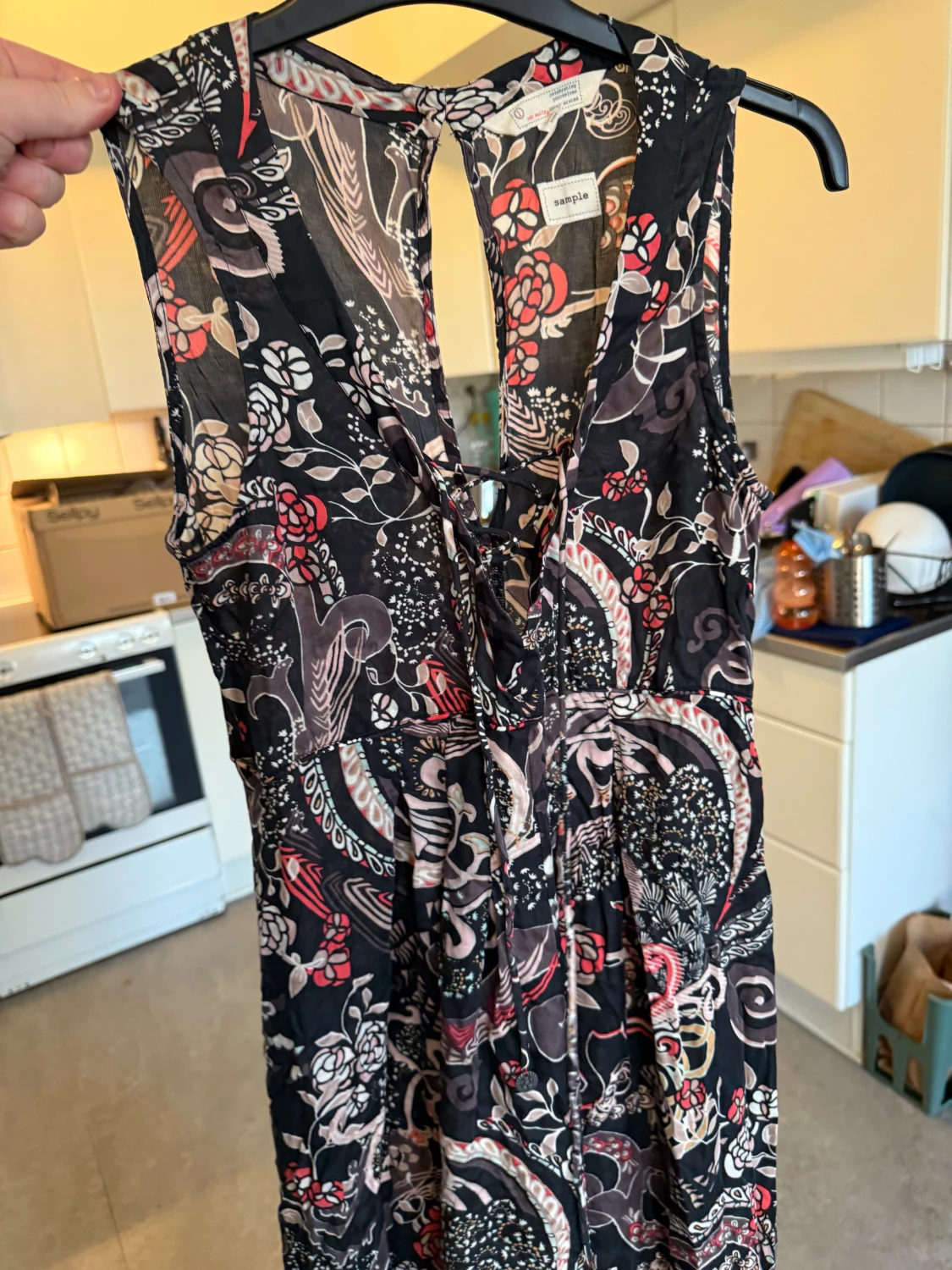 Svart långklänning med blommigt mönster - 2