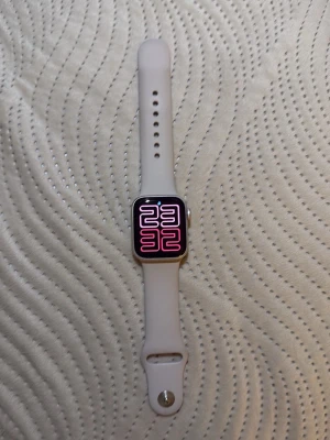 Apple Watch SE gen 2 - Apple Watch SEmed beige sportarmband, i mycket gott och nytt skick. Skärmen är fri från repor och klockan fungerar utmärkt. Levereras med originalförpackning. Perfekt för träning, hälsa och smarta funktioner direkt på handleden. Pris kan diskuteras 