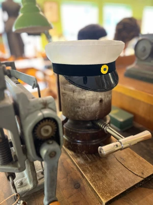 Klassisk studentmössa Uppsala (svart) 53-63 - Klassisk studentmössa med vit ovandel i bomull, svart band och blank svart skärm. Framtill sitter en klassisk kokard. Insidan har det klassiska foder i blått och gult. Finns storlekar från 52 – 63. Fråga oss innan beställning (Limiterat lager)