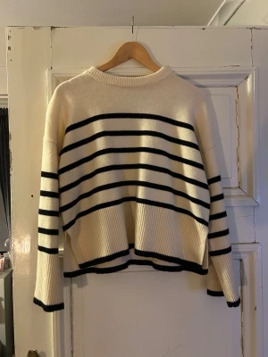 Randig stickad tröja från Bershka - Snygg och stilren stickad tröja från Bershka i storlek S🤩