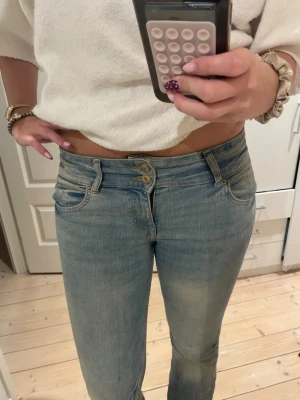 Ljusblå bootcut jeans - Blå bootcut jeans med låg midja💓från bershka i storlek 36