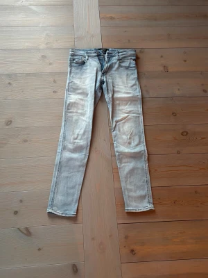 Replay slim fit – ljusblå jeans❄️👖 - Replay anbass jeans, ljusblåtvött i strl 31/34. Bra komfort och grym passform - passar bra till stickad tröjor och fleece hoodies. 🙌 Mjuk och följsam denim 🩵 Ljus, fräsch tvätt ✅Mycket bra skick