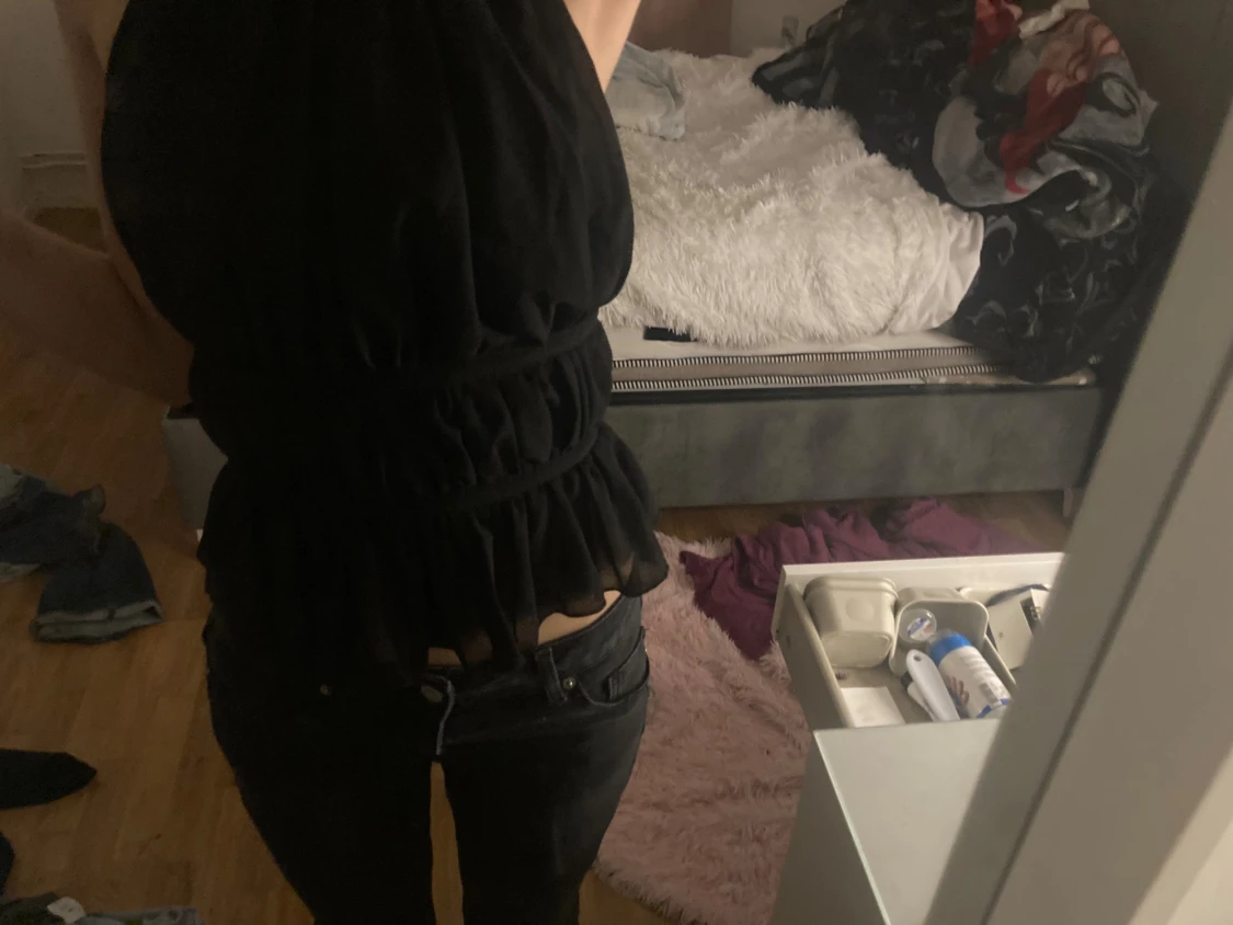 Svart omlott topp med snörning