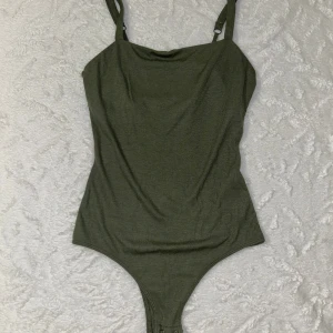 Olivgrön ribbad body från Hollister (S) - Supersnygg olivgrön body från Hollister med justerbara axelband och ribbad struktur. Skriv gärna vid frågor 🥰