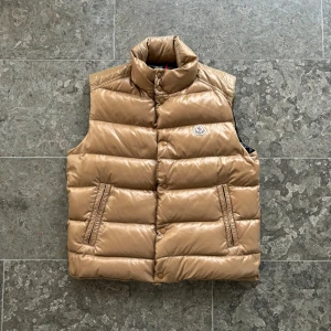 Moncler ”Tib” Väst - Säljer denna snygga moncler tib väst! | Storlek 4, passar medium/large | Skick: 9/10, som ny | Pris: 3199kr | Garanterar alltid äkthet på alla våra varor.