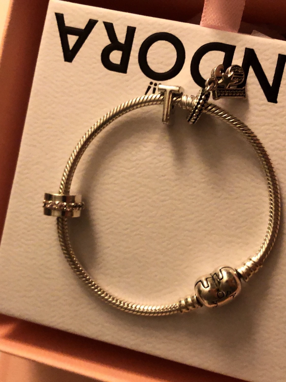 Pandora silverfärgad armband med berlocker