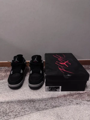 Air Jordan 4 black canvas - Säljer ett par Nike Air Jordan 4 Retro i svart mocka med grå och vita detaljer. Använder inte dom längre men inga defekter på skorna. Pris kan diskuteras 