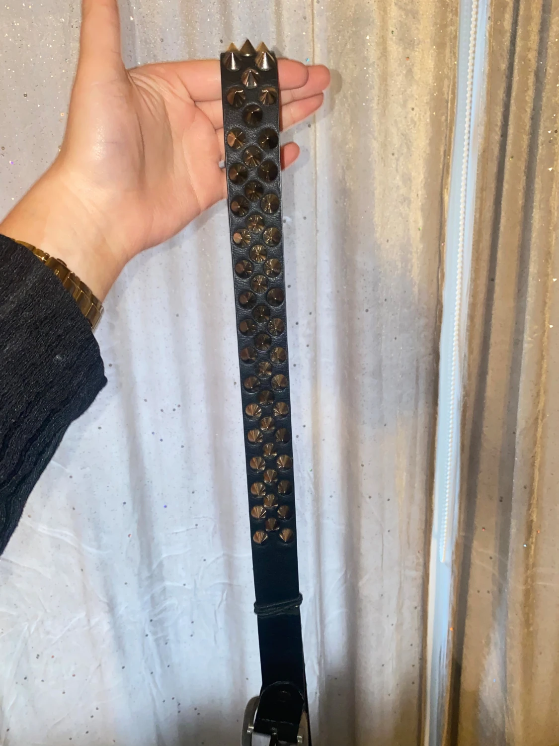 Svart nitad skinnskärp med silverdetaljer - 3